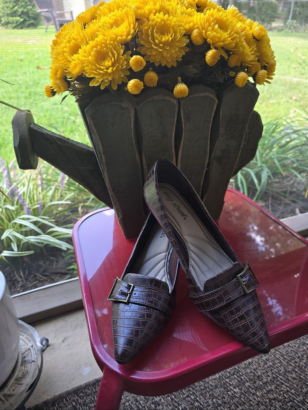 easy street Pointed Croc-Texture Pump in Dark Brown